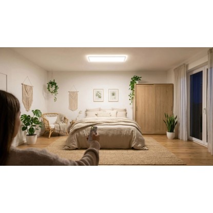 Biele LED panelové svietidlo Osram Planon Easyfix na strope spálne, ovládané diaľkovým ovládačom. Biele LED panelové svietidlo Osram Planon Easyfix na strope spálne, ovládané diaľkovým ovládačom.