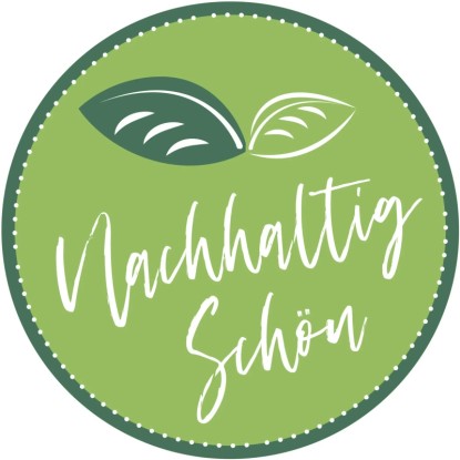 Kruhové logo s listami a nápisom „Nachhaltig Schön“ bielou farbou na zelenom pozadí. Kruhové logo s listami a nápisom „Nachhaltig Schön“ bielou farbou na zelenom pozadí.