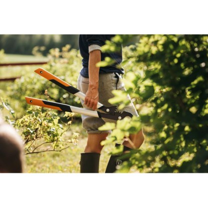 Prevodové nožnice na konáre Fiskars PowerGearX LX92-S, oranžovo-čierne, používané v záhrade. Prevodové nožnice na konáre Fiskars PowerGearX LX92-S, oranžovo-čierne, používané v záhrade.
