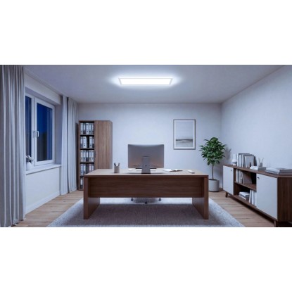 Obdĺžnikový biely LED panel Osram na strope modernej kancelárie, jasne a rovnomerne osvetľujúci miestnosť. Obdĺžnikový biely LED panel Osram na strope modernej kancelárie, jasne a rovnomerne osvetľujúci miestnosť.