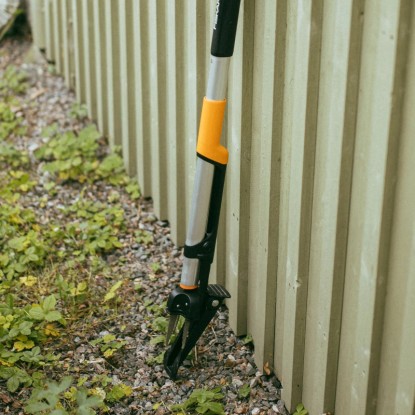 Ergonomický vytrhávač buriny Fiskars, oranžovo-čierny, so štyrmi pazúrmi na odstraňovanie buriny v záhrade. Ergonomický vytrhávač buriny Fiskars, oranžovo-čierny, so štyrmi pazúrmi na odstraňovanie buriny v záhrade.