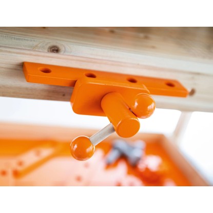 Detail oranžového zveráka na drevenom detskom pracovnom stole OBI, pre malých majstrov. Detail oranžového zveráka na drevenom detskom pracovnom stole OBI, pre malých majstrov.