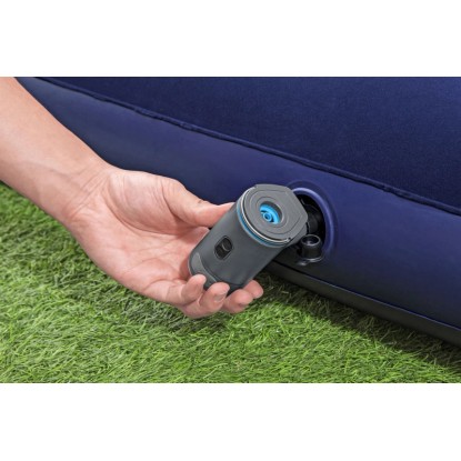 Akumulátorová pumpa Bestway PowerTouch pri nafukovaní matraca. Akumulátorová pumpa Bestway PowerTouch pri nafukovaní matraca.