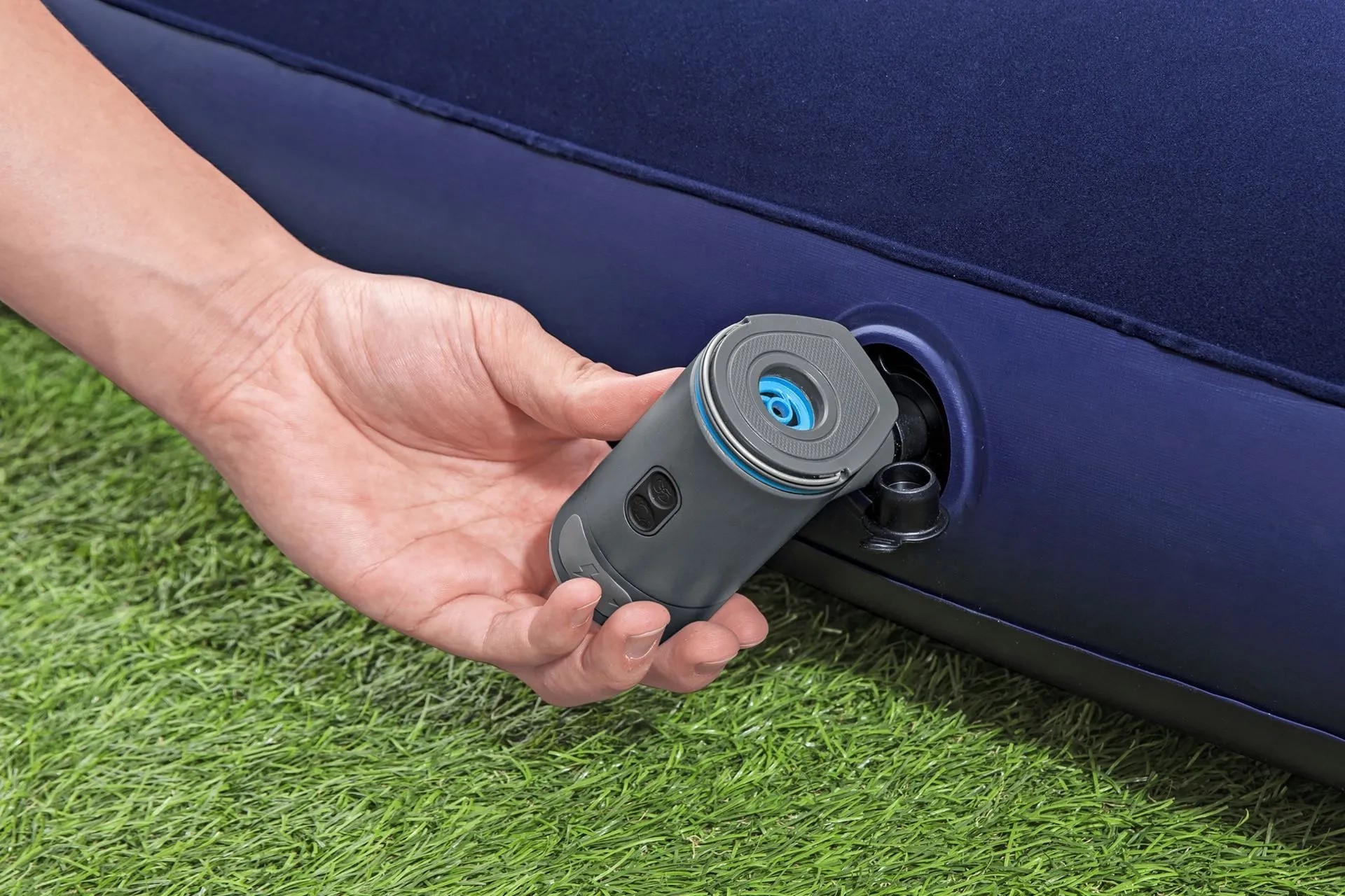Akumulátorová pumpa Bestway PowerTouch pri nafukovaní matraca. Akumulátorová pumpa Bestway PowerTouch pri nafukovaní matraca.
