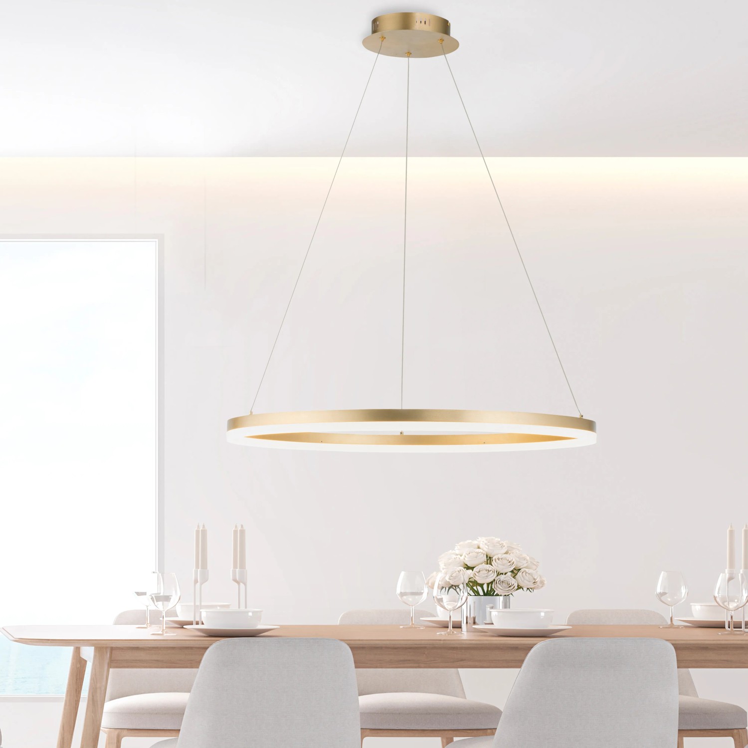 Moderné LED závesné svietidlo Paul Neuhaus Helia, 80 cm, matná mosadz nad jedálenským stolom. Moderné LED závesné svietidlo Paul Neuhaus Helia, 80 cm, matná mosadz nad jedálenským stolom.