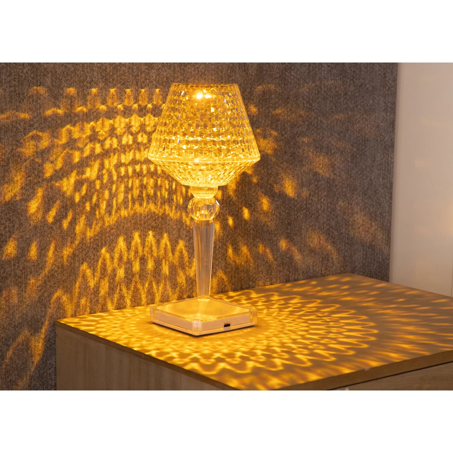 Globo LED stolná lampa krištáľ, ø 12 cm, výška 26 cm, pre atmosférické vonkajšie dekorácie. Globo LED stolná lampa krištáľ, ø 12 cm, výška 26 cm, pre atmosférické vonkajšie dekorácie.