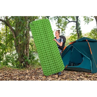 Zelený nafukovací matrac Bestway WanderLite, ultraľahký pre kemping a trekking. Zelený nafukovací matrac Bestway WanderLite, ultraľahký pre kemping a trekking.