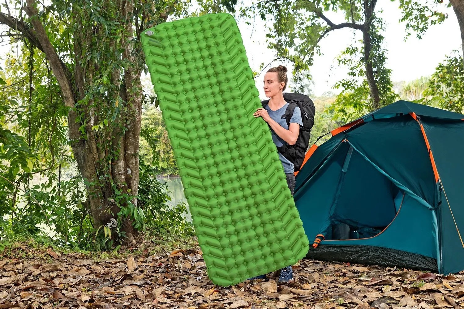 Zelený nafukovací matrac Bestway WanderLite, ultraľahký pre kemping a trekking. Zelený nafukovací matrac Bestway WanderLite, ultraľahký pre kemping a trekking.