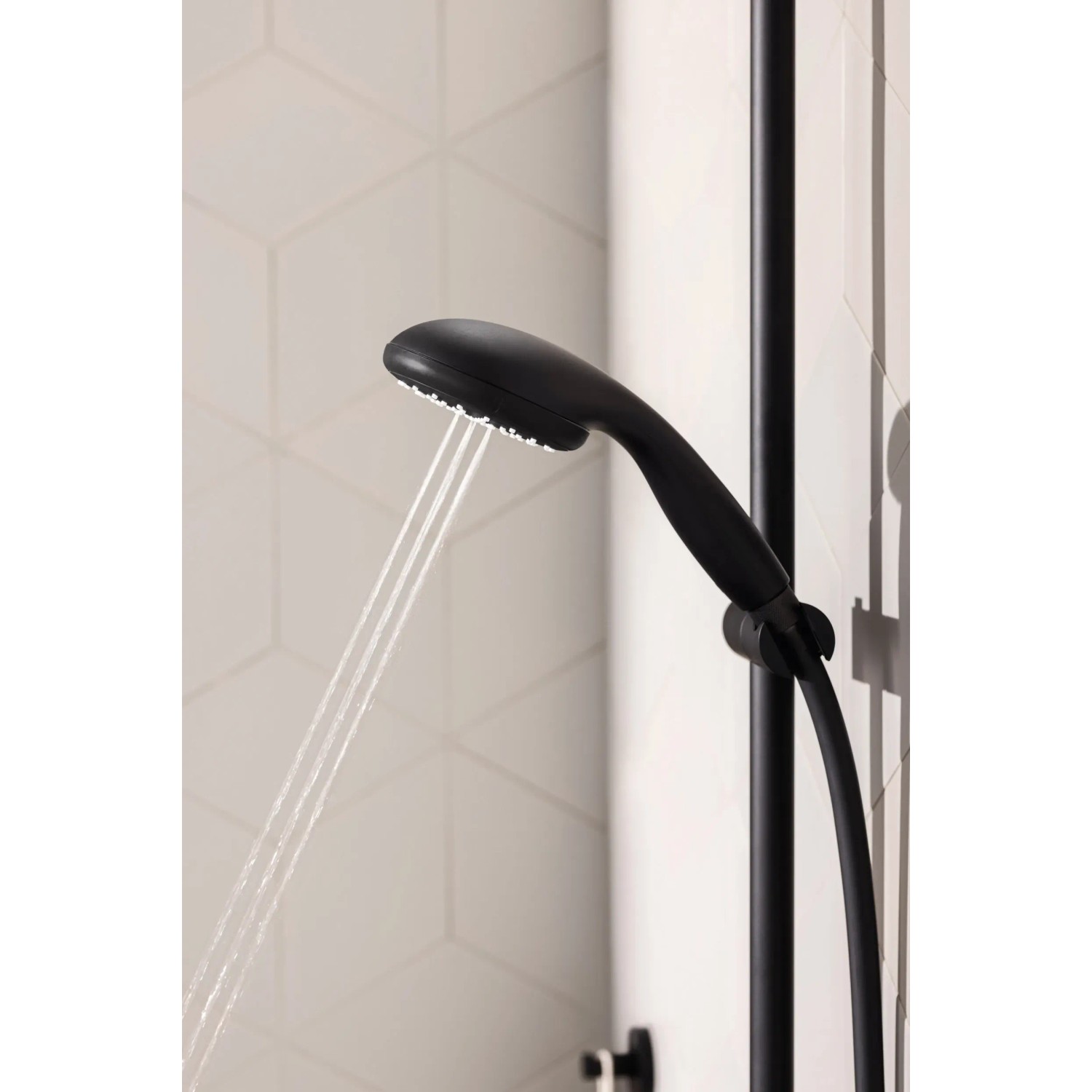 Ručná sprcha Grohe QuickFix Vitalio Start 100, čierna, s 2 druhmi prúdu v prevádzke. Ručná sprcha Grohe QuickFix Vitalio Start 100, čierna, s 2 druhmi prúdu v prevádzke.