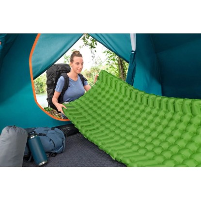 Zelený nafukovací matrac Bestway WanderLite v stane, ideálny na kempovanie a trekking. Zelený nafukovací matrac Bestway WanderLite v stane, ideálny na kempovanie a trekking.