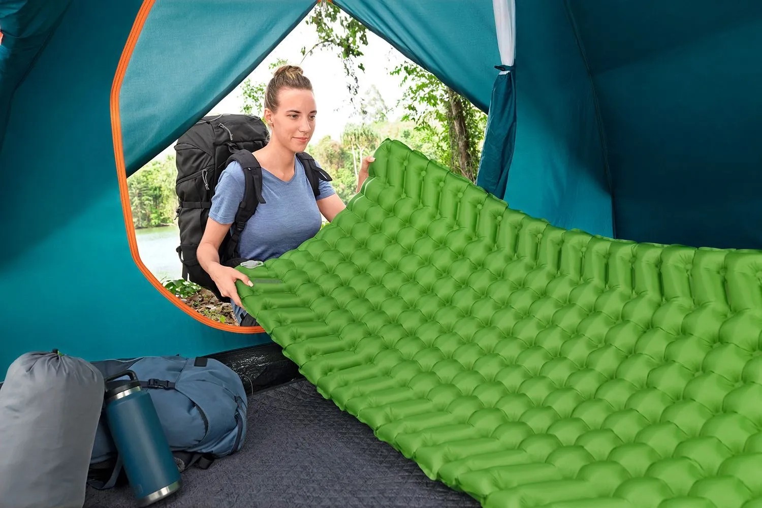 Zelený nafukovací matrac Bestway WanderLite v stane, ideálny na kempovanie a trekking. Zelený nafukovací matrac Bestway WanderLite v stane, ideálny na kempovanie a trekking.