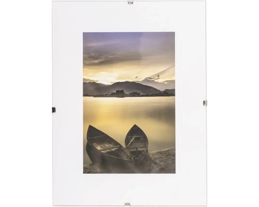 Moderný, transparentný fotorámik pre jednu fotografiu. Plávajúci efekt. Moderný, transparentný fotorámik pre jednu fotografiu. Plávajúci efekt.
