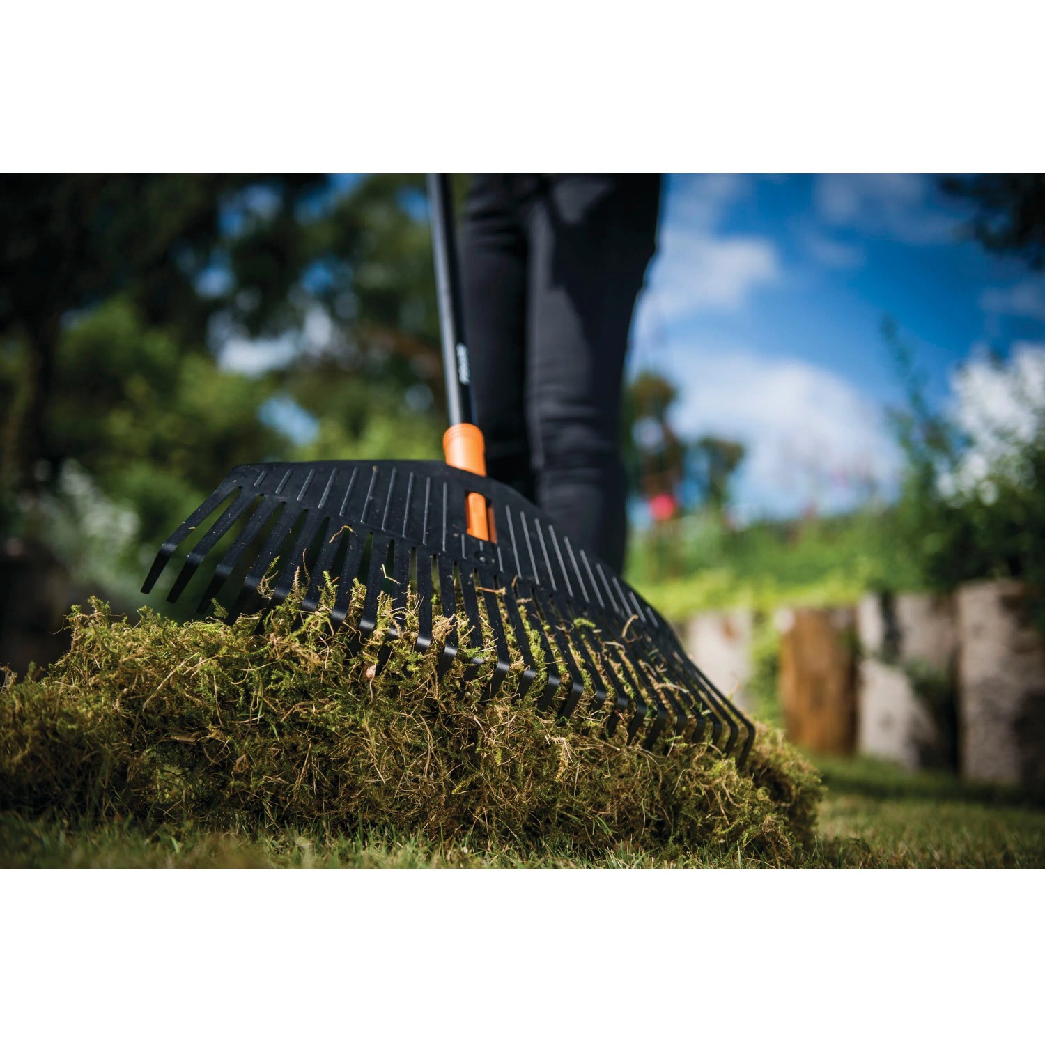 Hrable na lístie Fiskars Solid M pri zhrabovaní lístia v záhrade. Hrable na lístie Fiskars Solid M pri zhrabovaní lístia v záhrade.