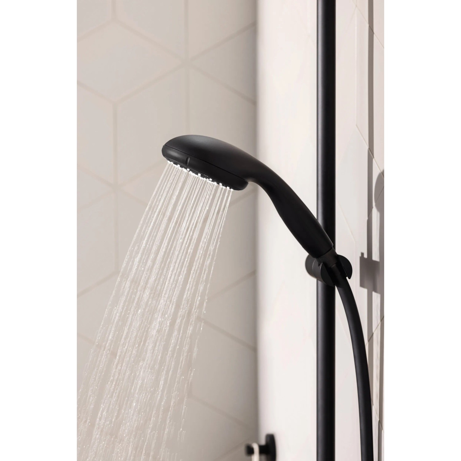 Grohe QuickFix Vitalio Start 100 ručná sprcha, čierna, s dvoma typmi prúdu vody v prevádzke. Grohe QuickFix Vitalio Start 100 ručná sprcha, čierna, s dvoma typmi prúdu vody v prevádzke.