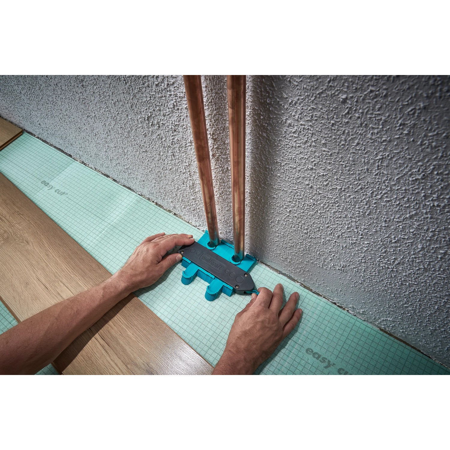 Wolfcraft montážna súprava pre laminátové a dizajnové podlahy používaná na označovanie rúrok. Wolfcraft montážna súprava pre laminátové a dizajnové podlahy používaná na označovanie rúrok.