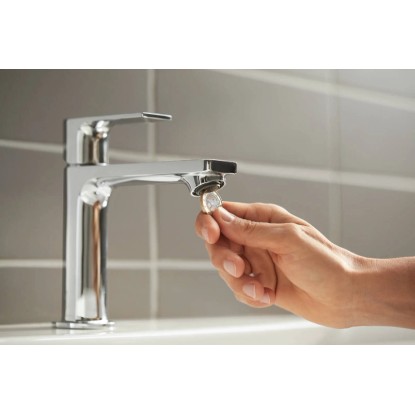 Umývadlová batéria Hansgrohe Rebris E 110 chróm: Odvápnenie perlátora mincou. Umývadlová batéria Hansgrohe Rebris E 110 chróm: Odvápnenie perlátora mincou.