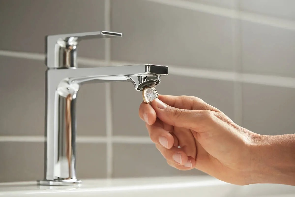 Umývadlová batéria Hansgrohe Rebris E 110 chróm: Odvápnenie perlátora mincou. Umývadlová batéria Hansgrohe Rebris E 110 chróm: Odvápnenie perlátora mincou.