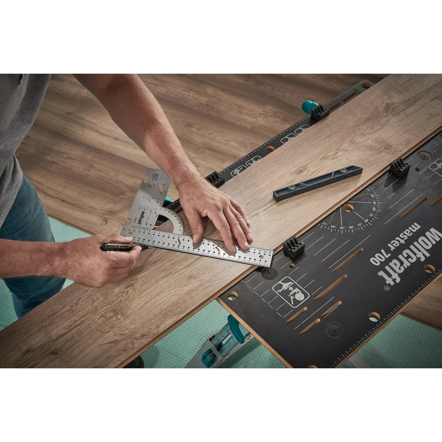 Wolfcraft sada pre montáž laminátu: Univerzálny uholník, obrysová šablóna a montér laminátu v prevádzke. Wolfcraft sada pre montáž laminátu: Univerzálny uholník, obrysová šablóna a montér laminátu v prevádzke.
