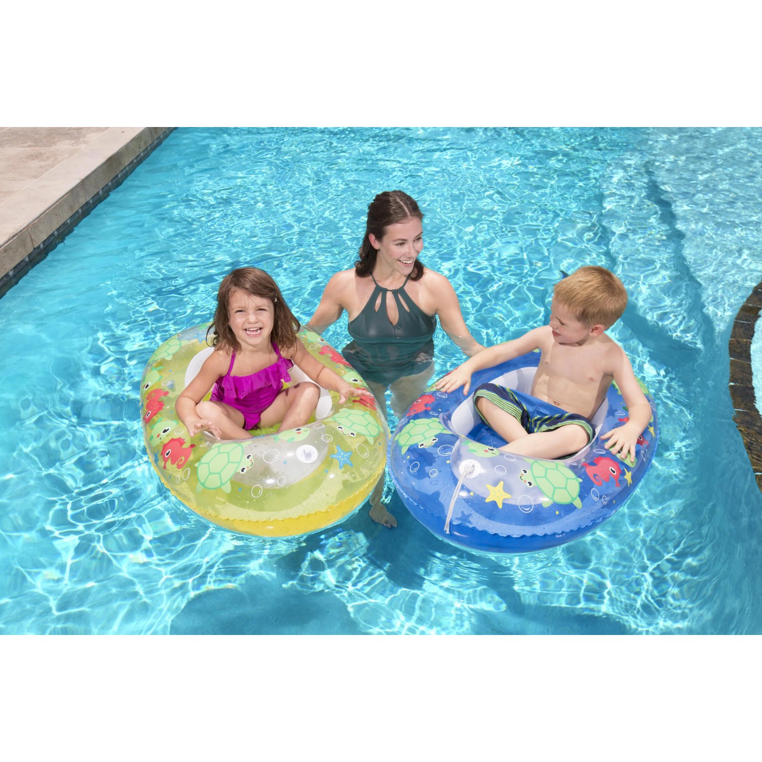 Nafukovacie člny Bestway Kiddie Raft v bazéne, žlté a modré, s deťmi a dospelým. Nafukovacie člny Bestway Kiddie Raft v bazéne, žlté a modré, s deťmi a dospelým.