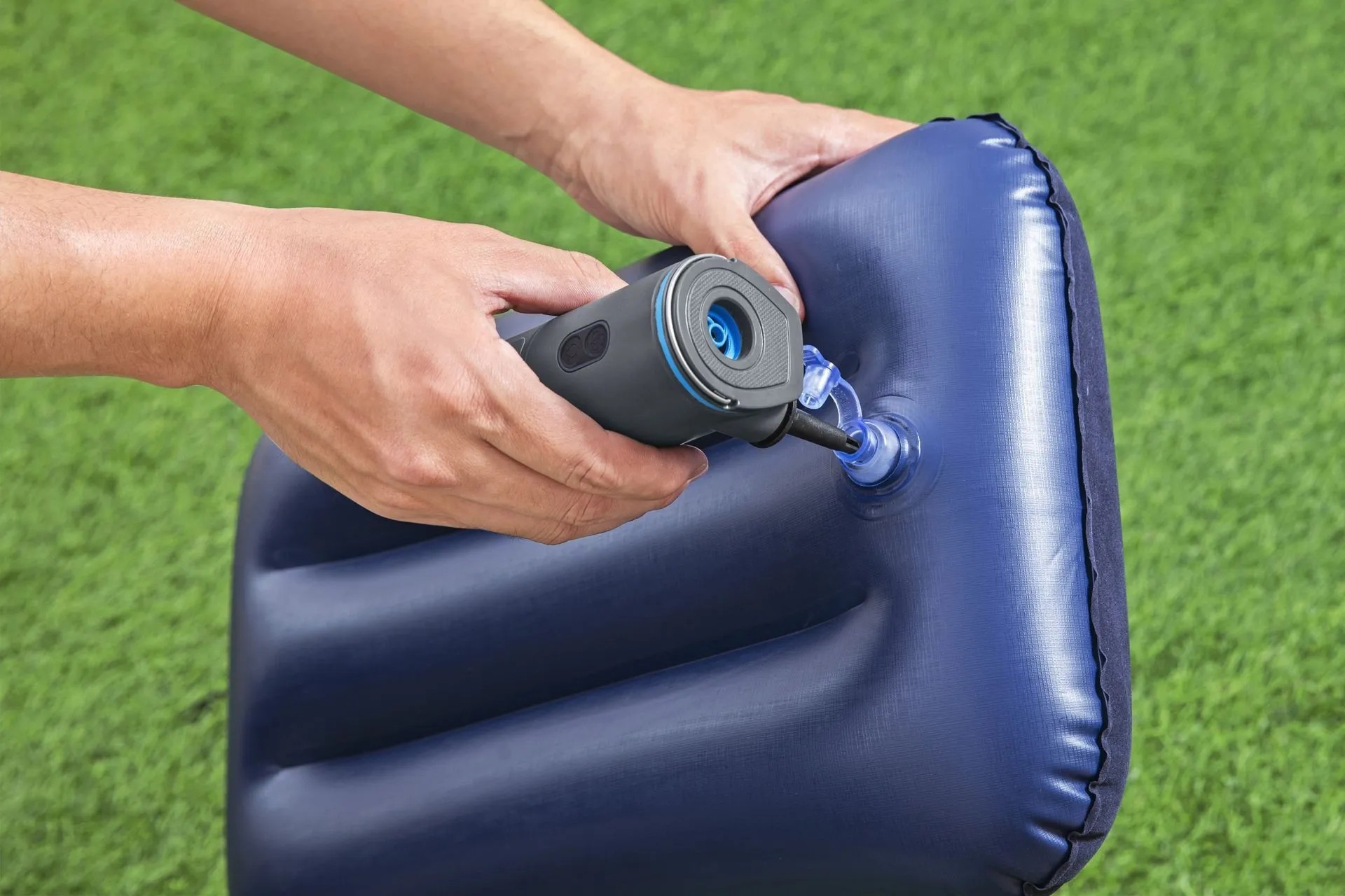 Akumulátorová pumpa Bestway PowerTouch nafukuje modrý vankúš. Akumulátorová pumpa Bestway PowerTouch nafukuje modrý vankúš.