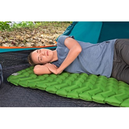 Žena spí na nafukovacom matraci Bestway WanderLite (198x71 cm) v stane. Kempovanie. Žena spí na nafukovacom matraci Bestway WanderLite (198x71 cm) v stane. Kempovanie.