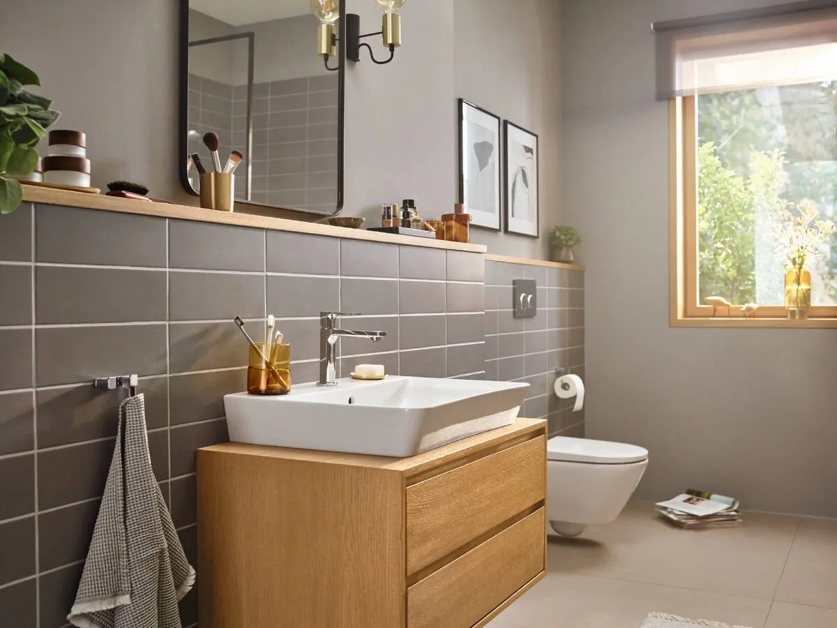 Umývadlová batéria Hansgrohe Rebris E 110 CoolStart chróm v modernej kúpeľni. Umývadlová batéria Hansgrohe Rebris E 110 CoolStart chróm v modernej kúpeľni.