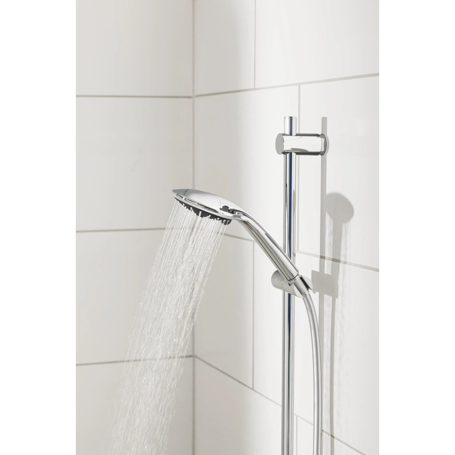 Ručná sprcha Grohe QuickFix Vitalio Joy 110 Duo chróm s prúdom vody na sprchovej tyči. Ručná sprcha Grohe QuickFix Vitalio Joy 110 Duo chróm s prúdom vody na sprchovej tyči.