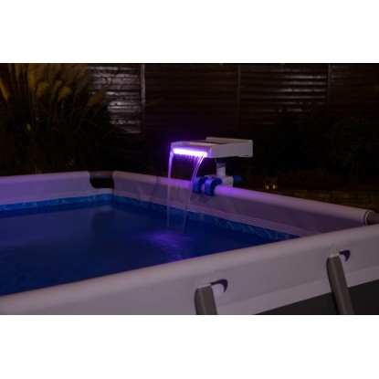 Bestway bazénový vodopád s LED svetlom na oceľovom ráme bazéna, osvetlený fialovo. Bestway bazénový vodopád s LED svetlom na oceľovom ráme bazéna, osvetlený fialovo.