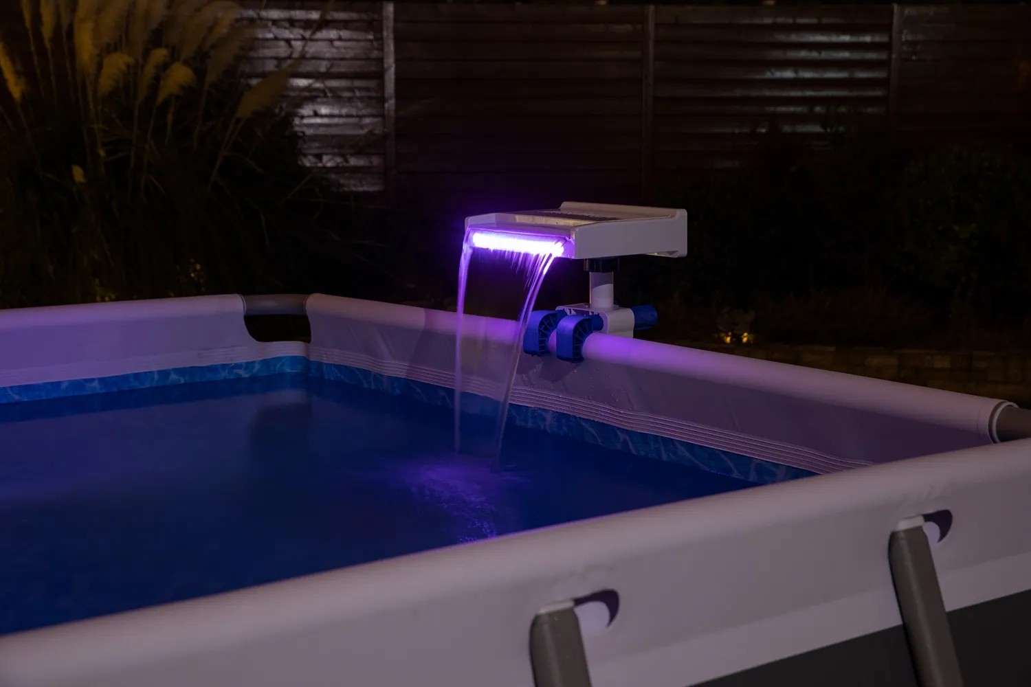 Bestway bazénový vodopád s LED svetlom na oceľovom ráme bazéna, osvetlený fialovo. Bestway bazénový vodopád s LED svetlom na oceľovom ráme bazéna, osvetlený fialovo.