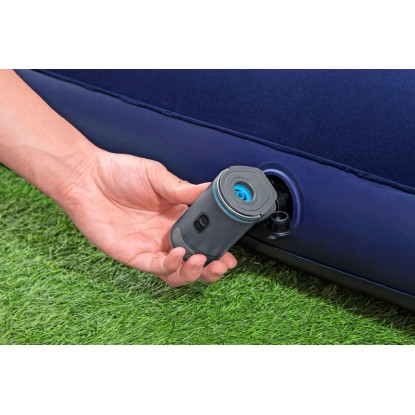 Akumulátorová pumpa Bestway PowerTouch pri nafukovaní matraca. Akumulátorová pumpa Bestway PowerTouch pri nafukovaní matraca.