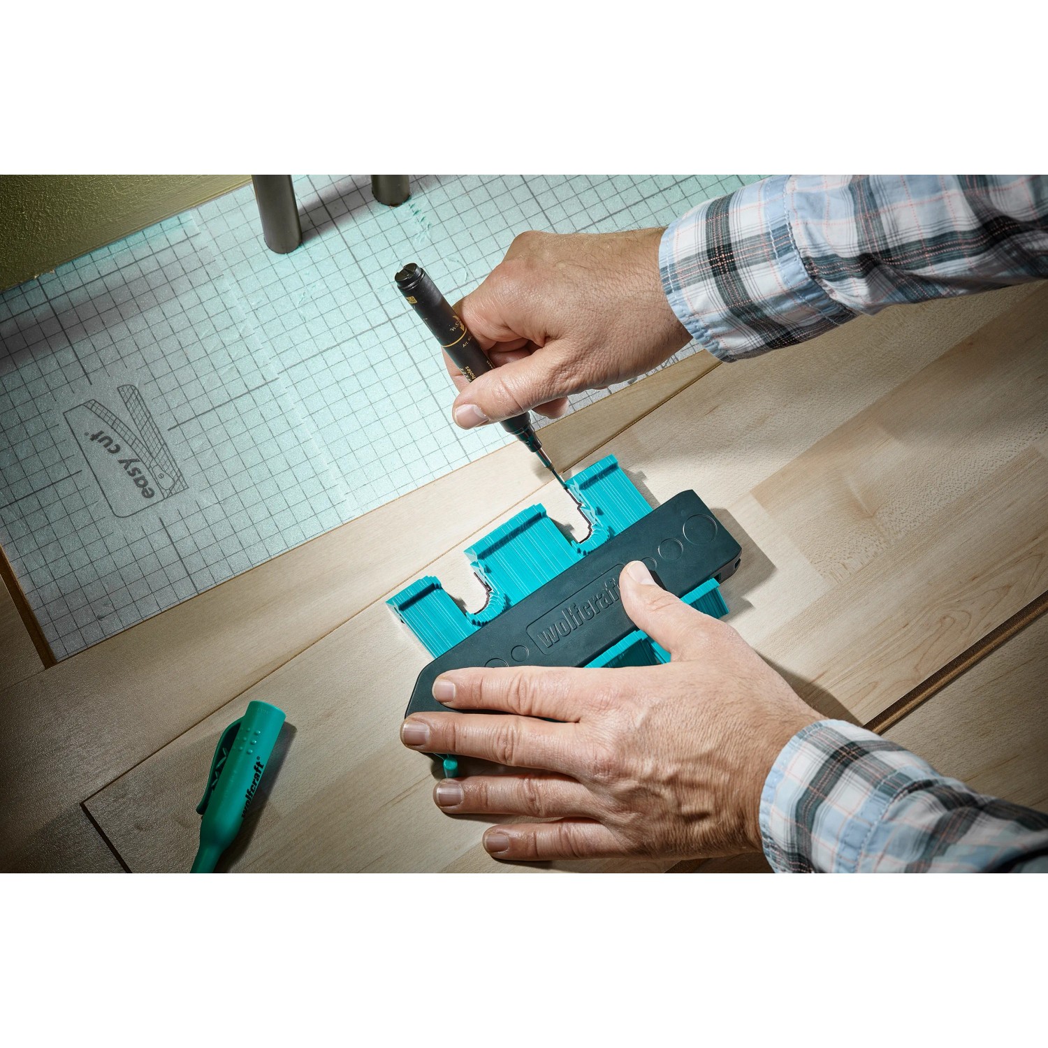 Wolfcraft sada pre laminát: Obrysová šablóna na prenos profilov na laminát alebo dizajnové podlahy. Wolfcraft sada pre laminát: Obrysová šablóna na prenos profilov na laminát alebo dizajnové podlahy.