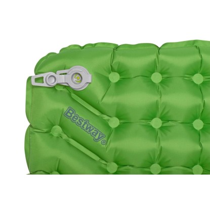 Zelený nafukovací matrac Bestway WanderLite na kempovanie, s ventilom a gombíkmi. Zelený nafukovací matrac Bestway WanderLite na kempovanie, s ventilom a gombíkmi.