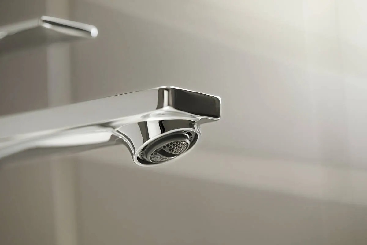 Detail batérie na umývadlo Hansgrohe Rebris E 110 CoolStart v chróme. Detail batérie na umývadlo Hansgrohe Rebris E 110 CoolStart v chróme.