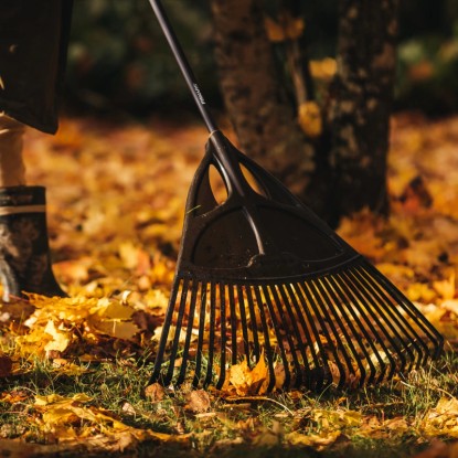 Fiskars Solid XL hrable na lístie pri zhrabávaní lístia v záhrade. Fiskars Solid XL hrable na lístie pri zhrabávaní lístia v záhrade.