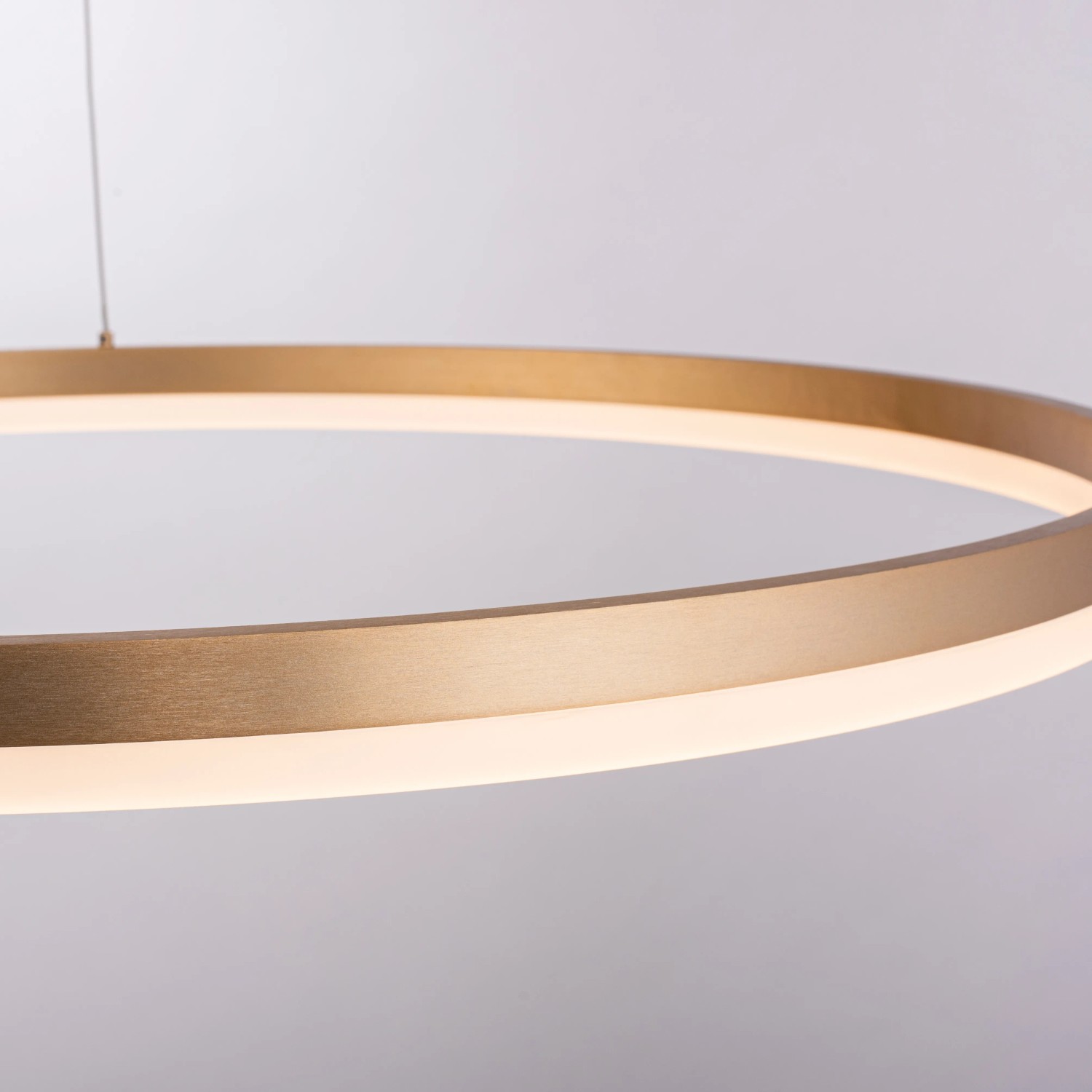 Moderné LED závesné svietidlo Helia od Paul Neuhaus, 80 cm, matná mosadz, stmievateľné. Moderné LED závesné svietidlo Helia od Paul Neuhaus, 80 cm, matná mosadz, stmievateľné.