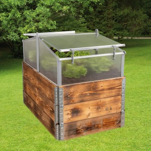 Priehľadný termokryt Juwel Thermo 115x75 cm na drevenom ráme v záhrade.