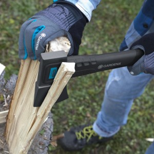 Gardena Universal Axe 900 B v akcii pri štiepaní dreva, dĺžka 34 cm.