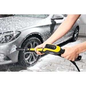 Kärcher univerzálny čistič RM 555 v akcii: Auto čistené saponátom a tlakovou umývačkou.