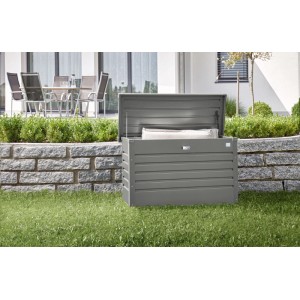 Otvorený kovový box Biohort FreizeitBox 100 v kremennej sivej farbe s vankúšmi v záhrade. Univerzálny box.