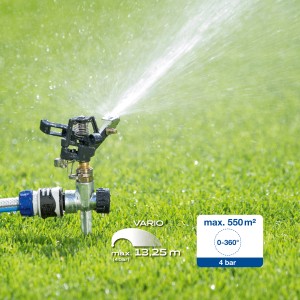 LUX Classic impulzný zavlažovač zavlažuje trávnik. Zavlažovač s pozinkovaným zemným hrotom a zavlažovacou plochou až 550 m².
