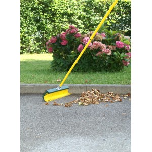 Žltá pazúrová záhradná metla 35 cm s teleskopickou tyčou zametá lístie.