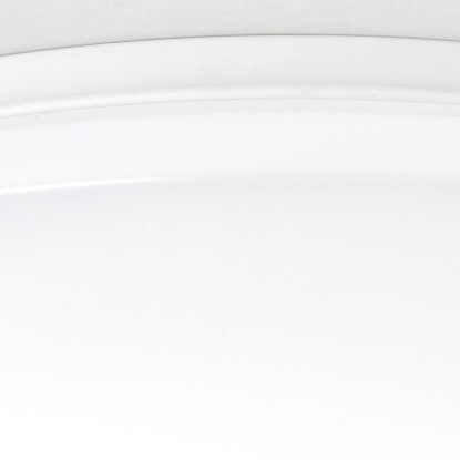 Biele LED stropné svietidlo Tribola, Ø 48,5 cm. Moderná lampa s diaľkovým ovládaním a funkciou nočného svetla.