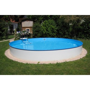 Kruhový bazén Summer Fun s oceľovou stenou (Ø 420x150 cm) s rebríkom v záhrade.