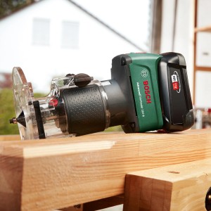 Akumulátorová horná fréza Bosch Advanced TrimRouter 18 V, akumulátorová hranová fréza na obrobku.