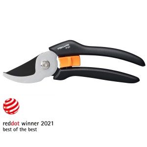 Záhradné nožnice Fiskars Bypass Solid P121 s čiernou rukoväťou a oranžovou aretáciou.