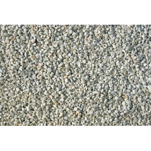 Detailný záber: Posypový štrk 2-4 mm, svetlosivý, drvené kamenivo, sypký materiál pre záhradu a stavbu.