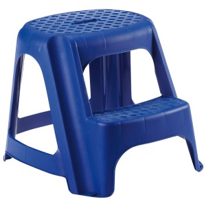 Modrá plastová stolička t.b.t. pre vnútorné použitie.