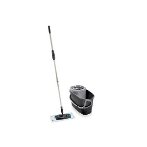 Leifheit CLEAN TWIST M Ergo Black čistiaca súprava s mopom, teleskopickou tyčou a vedrom s odstredivkou.