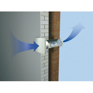 Biely kúpeľňový ventilátor Ø 100 mm s čidlom vlhkosti a dobehom, namontovaný na stene.