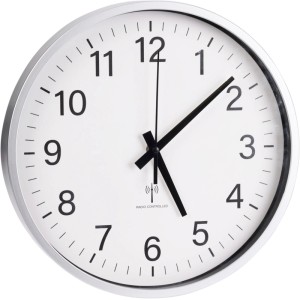 Strieborné rádio riadené hodiny s bielym ciferníkom a čiernymi číslicami. Nástenné hodiny do obývačky a kancelárie.